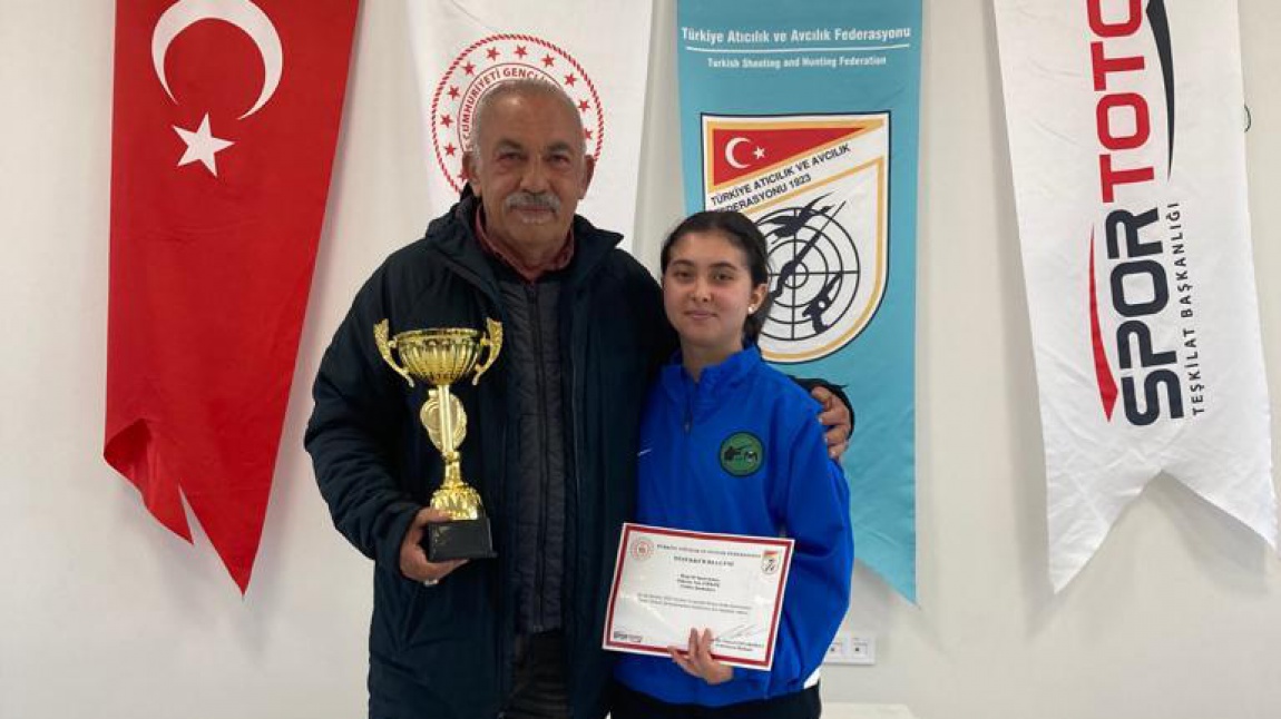 Öğrencimiz Şükran Naz Erkoç, Atıcılık Türkiye Şampiyonasında Yıldız Bayanlar Kategorisinde Türkiye rekoru kırarak Altın madalya kazandı.