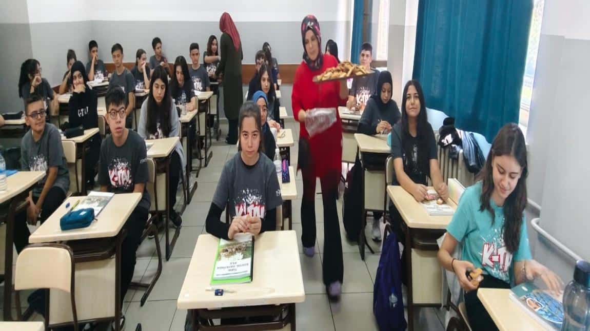 Mevlid-i Nebi Haftası Etkinlikleri Kapsamında Okulumuzda İkramda Bulunduk.